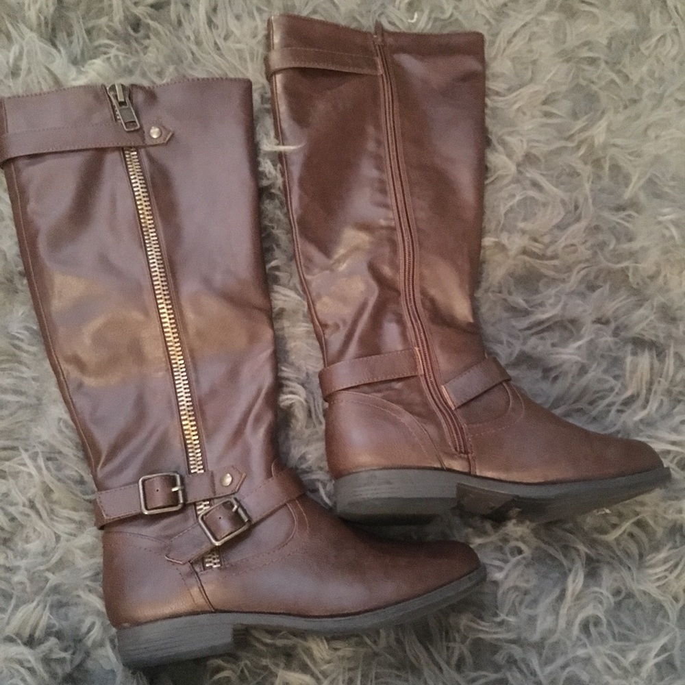 Boots - Picture 2 of 3